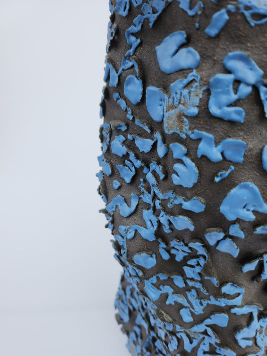 Stor sort og blå kravlevase