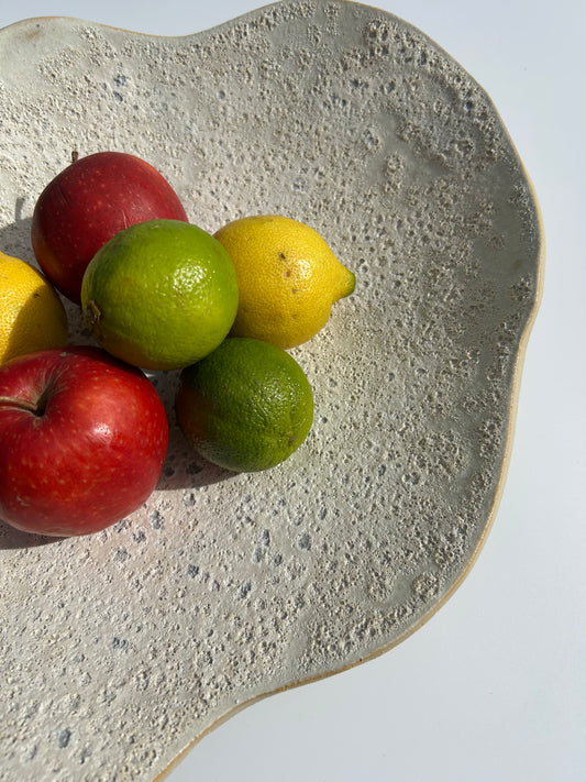 Stort fad i hvid skumglasur