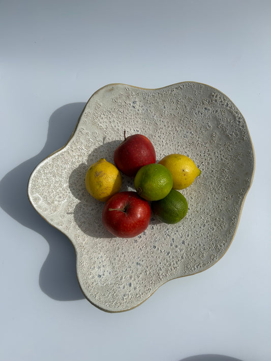 Stort fad i hvid skumglasur