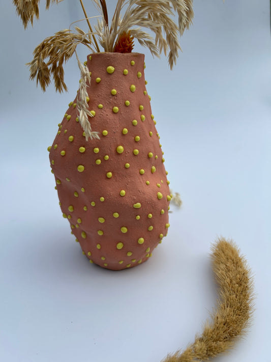 Orange vase med gule dutter