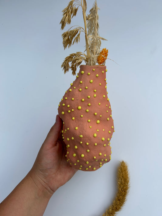 Orange vase med gule dutter