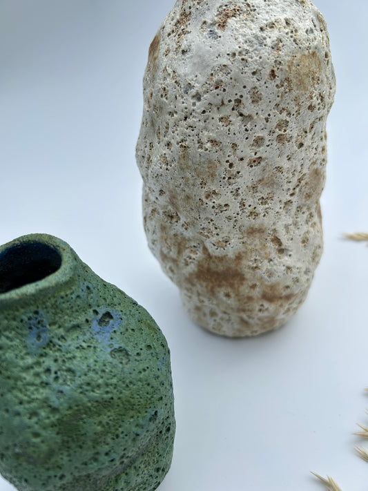 Grøn og beige vaser