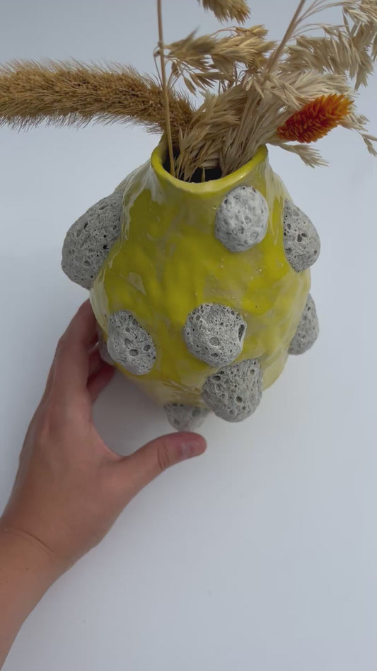 Gul vase med skum