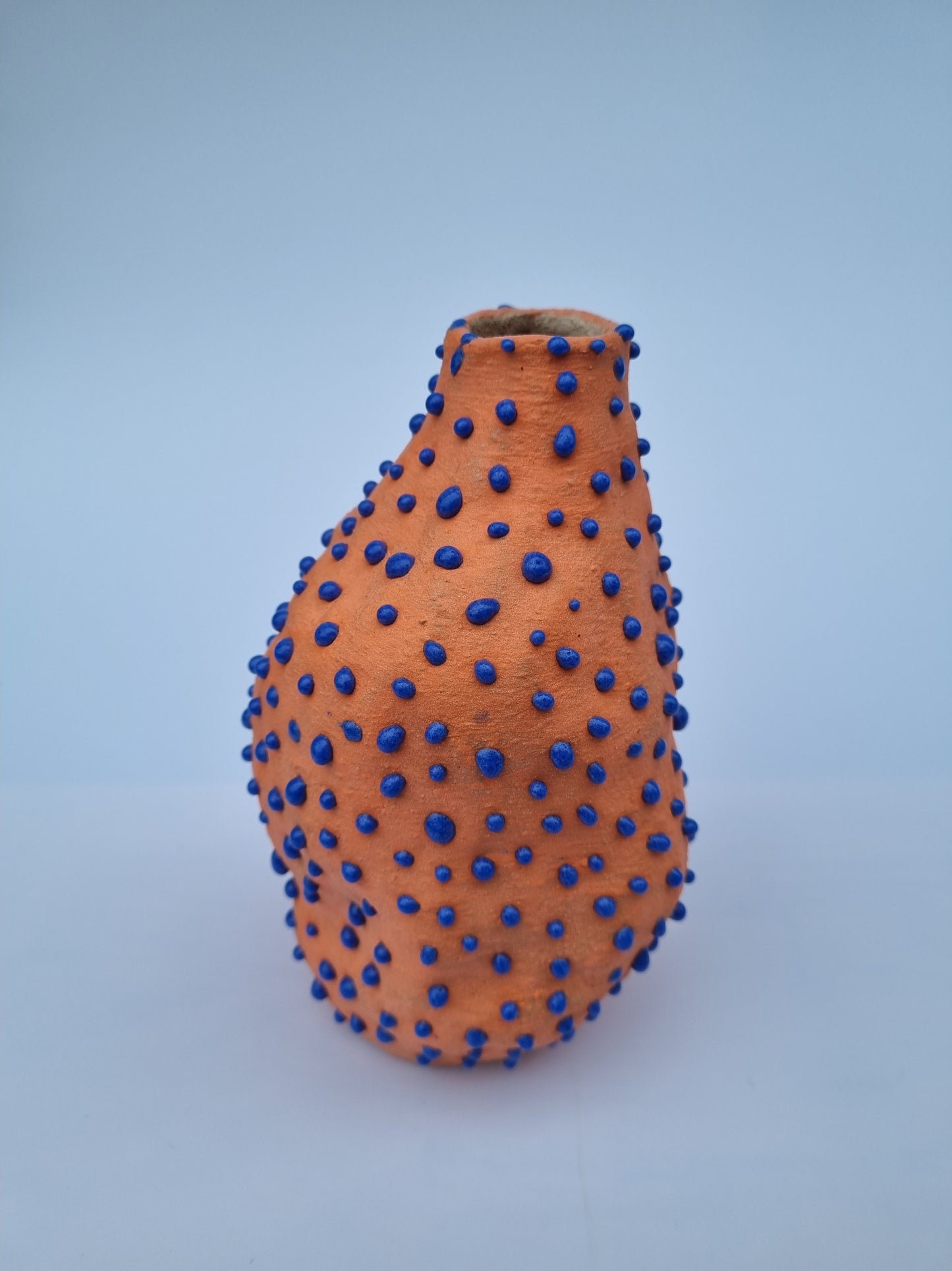 Orange vase med blå dutter